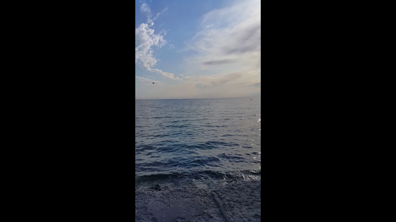 Шум прибоя и красивый ночной пароход