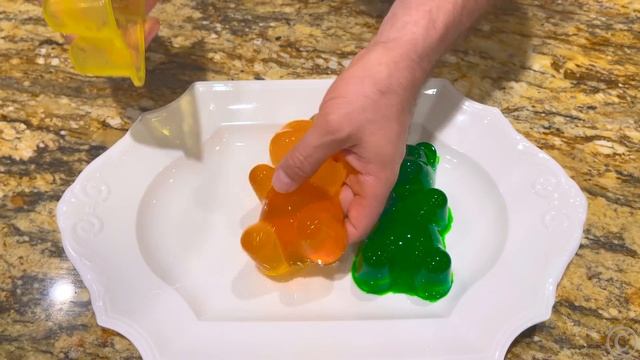 Настя и друзья делают животных из фруктов и овощей