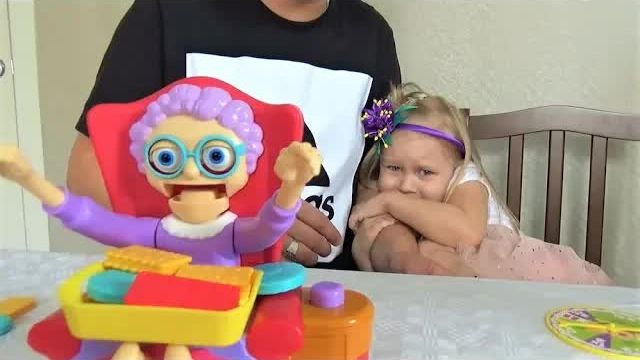 Ловим ЧЕЛЮСТЬ бабули с Алисой !!! Веселая игра для всей семьи