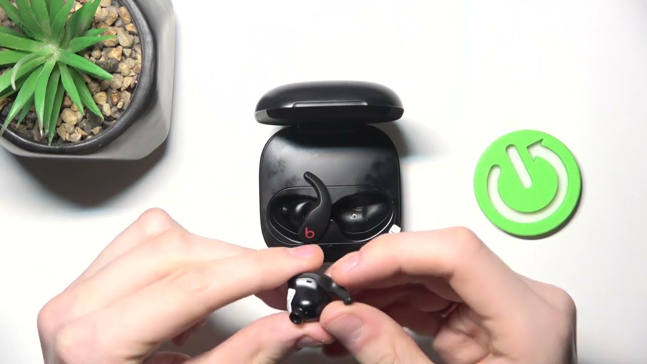 Где находится микрофон на Beats Fit Pro