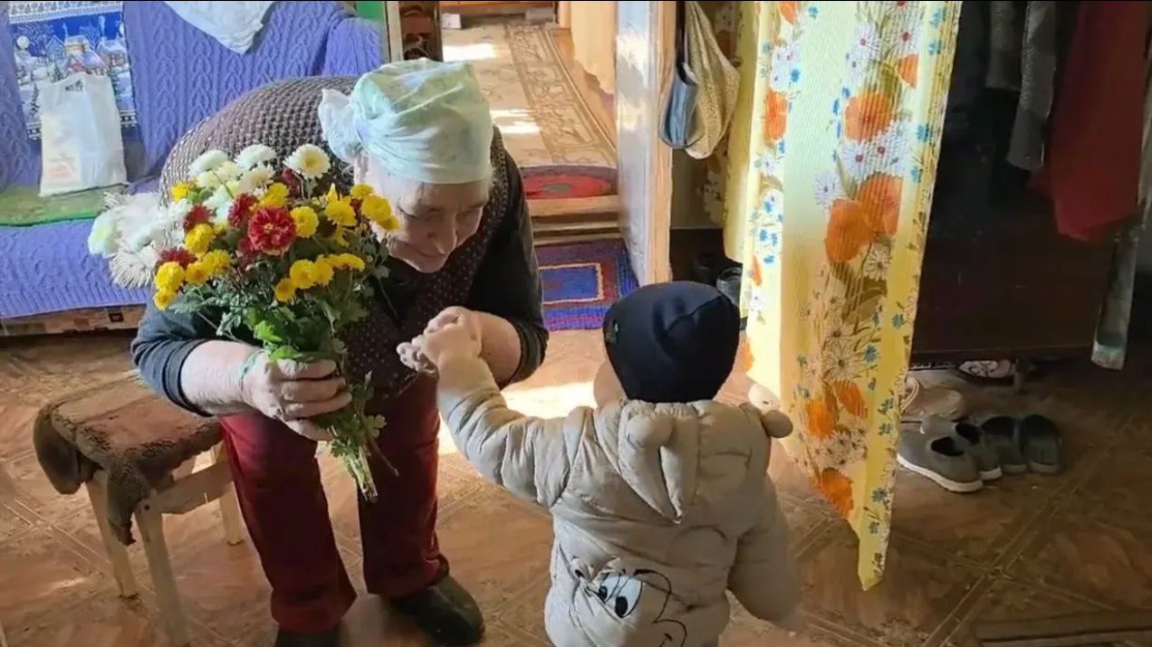 Проводила мужа на день рождения к маме в деревню. Дождалась помощи. Готовлю грядку под чеснок.