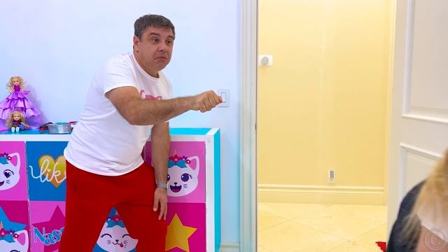 Настя пытается завести друзей в школе