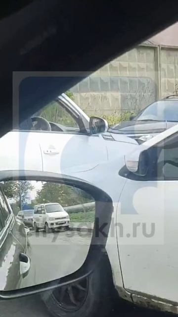 Участок улицы Бумажной в Южно-Сахалинске перекрыли два автолюбителя
