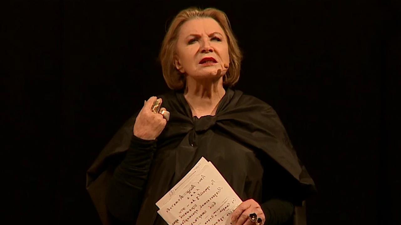 Актриса Алла Демидова принимает поздравления с юбилеем