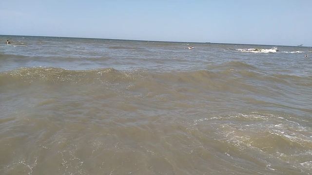 Бурные воды Азовского моря врезаются в песчанный берег в станице Голубицкая