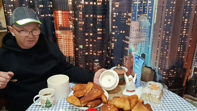 ЖАРЮ ПИРОЖКИ, С УТРА ПОБЫВАЛИ НА БАЗАРЕ КУПИЛИ МАЛИНКИ, МЁД И РЫБКИ.