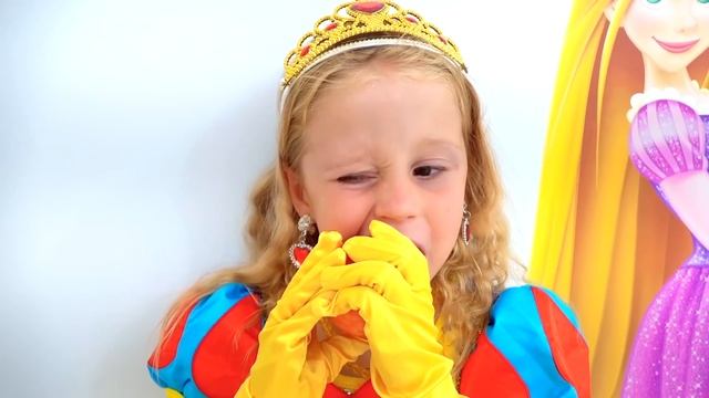 Забавная история Насти в салоне красоты принцессы и с игрушками для макияжа! История принцессы
