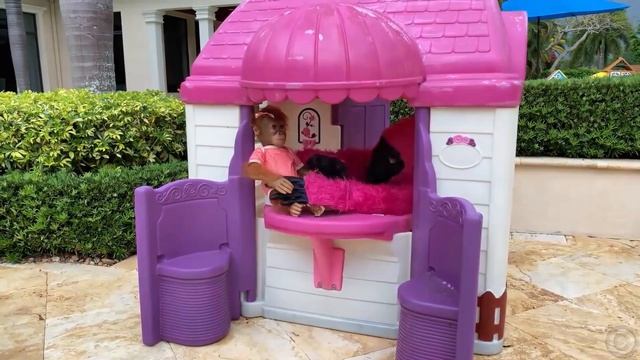Настя и папа играют в весёлую игру в полицейских