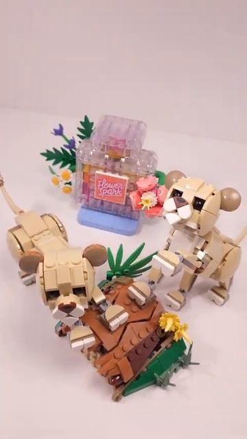 LEGO Creator Львята (31386) против флорального декора Флакон духов (31383)