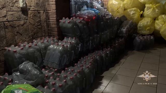 В Сочи полицейские задержали подозреваемых в незаконном оптовом производстве алкогольной продукции