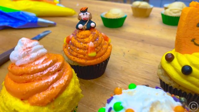 Настя украшает капкейки к Хэллоуину