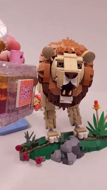 LEGO Creator Wild Animals: Majestic Lion (31386) против Floral Decor Perfume Bottle (31383)