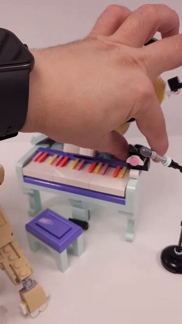 LEGO Creator Lioness (31386) против Music Decor Piano With Cat (31392)