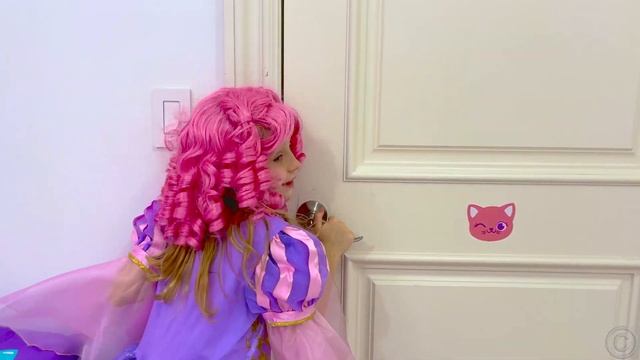 Настя играет в полицейского и видео переодевания для детей
