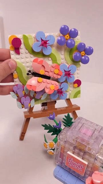 LEGO Creator Флоральный декор Флакон духов (31383) против Флоральное искусство Декоративная картина