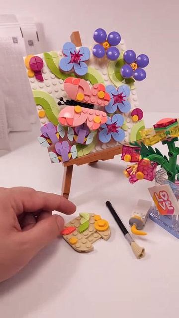 LEGO Creator Ваза с цветами (31383) против Цветочного декоративного панно (31390)