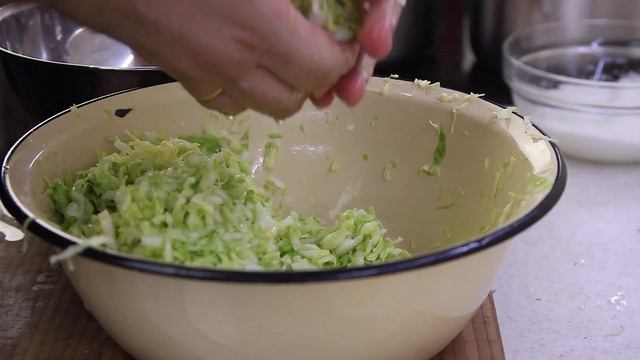 Пирог с молодой капустой, простой и вкусный рецепт
