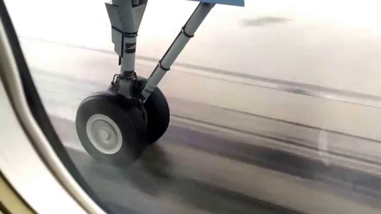 Landing. Chassis Touchdown In Slow Motion. Посадка. Замедленная съёмка касания шасси.