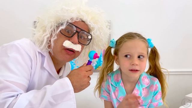 Папа удаляет наклейки с лица Насти! Игра в доктора
