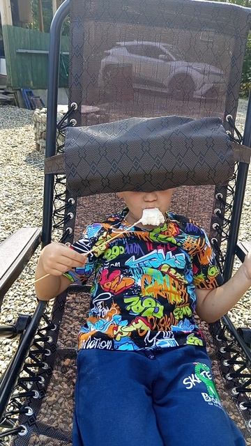 Пацан изобрёл новый способ дремать на природе.