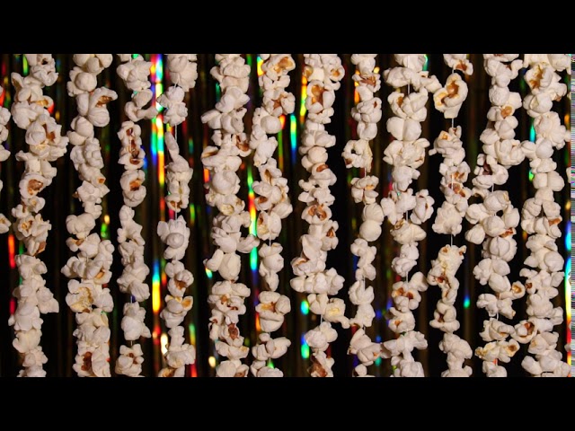 Гирлянды из попкорна. Креативный фон для новостей спорта и кино. Garlands Of Popcorn