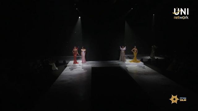 Cực ĐÃ MẮT Phần Mở Màn “INVITATION TO THE MOON” Fashion Show Với 4 THẾ HỆ HOÀN VŨ