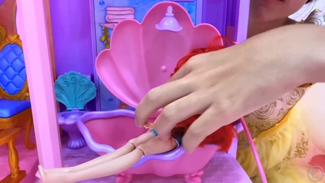 Настя и Стейси открывают огромное яйцо с сюрпризами и игрушками