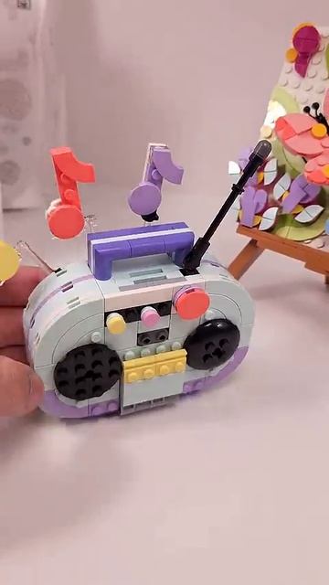 LEGO Creator Бумбокс радио (31392) против Цветочного художественного украшения картина (31390)