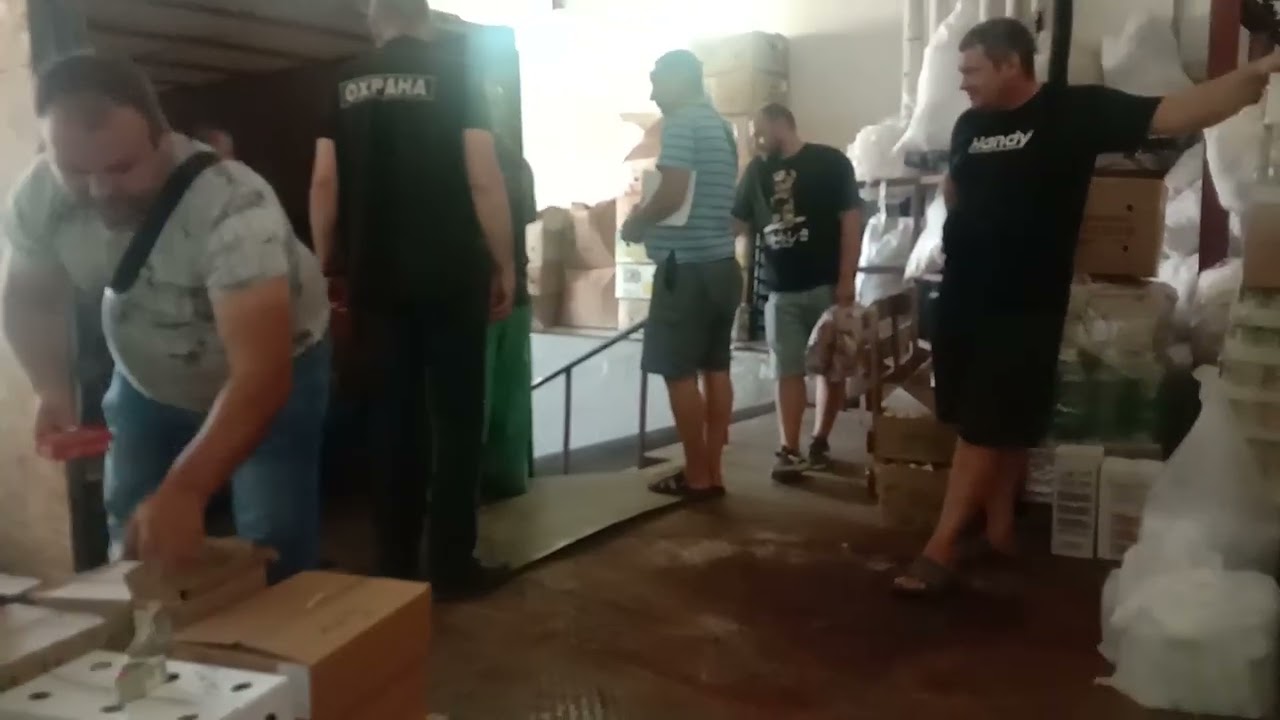 семеро смотрят... один работает)))