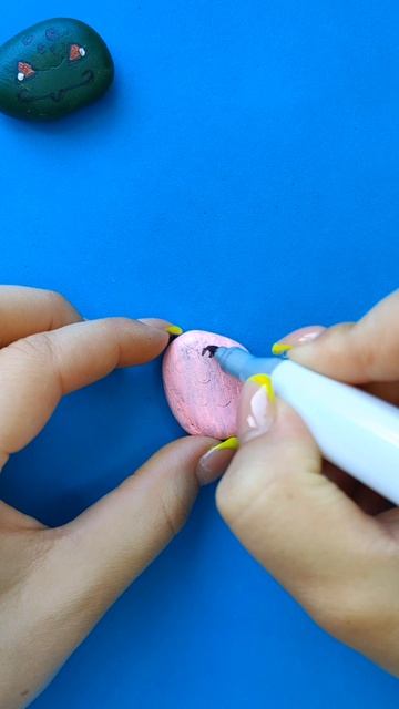 Рисуем любимых персонажей на камнях