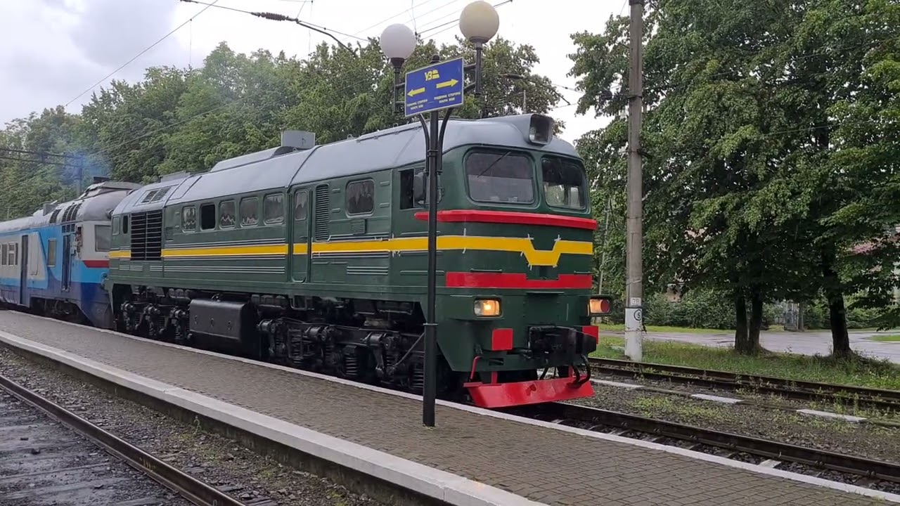 ТЕПЛОВОЗ 2М62У-215 С ПРИВЕТЛИВОЙ ЛОКОМОТИВНОЙ БРИГАДОЙ ТИФОН ГУДОК ГРОМКИЙ ДИЗЕЛЬ-ПОЕЗД Д1628-1