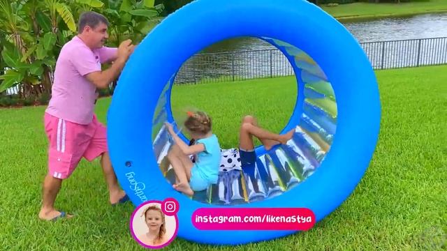 Настя и папа играют с теневыми куклами и светящимися игрушками