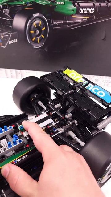 LEGO Technic Aston Martin Aramco AMR25 F1 42240 готов