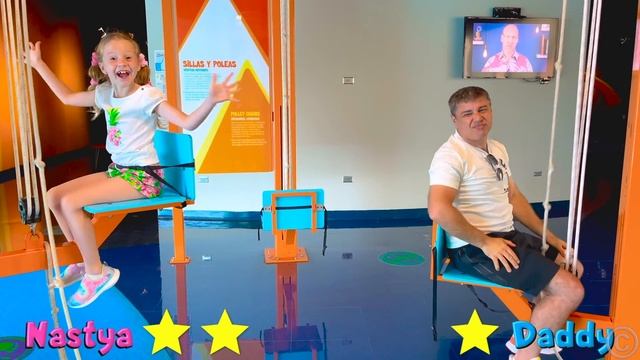 Настя и папа играют в научном музее для детей в Пуэрто-Рико