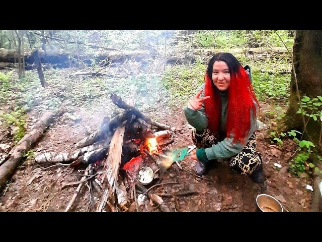 Девушка из Якутии у костра в лесу. Приготовление еды в лесу на костре. Наш поход в лес