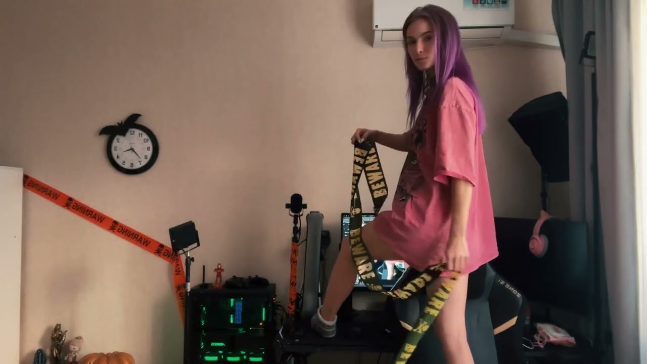 Девушка в коротких шортах. A girl in short shorts.