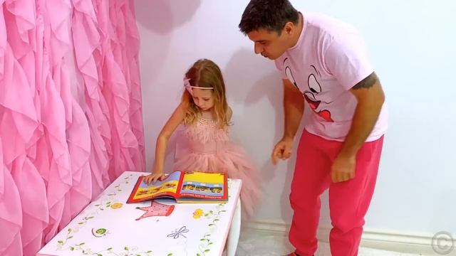 Настя и Стейси показывают хорошее и плохое поведение детей