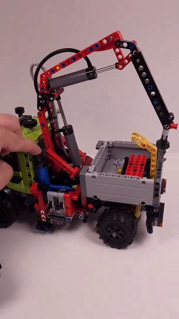 LEGO Technic Mercedes-Benz Unimog U 5023 с краном (42242) против Dodge Charger R/T (42231)
