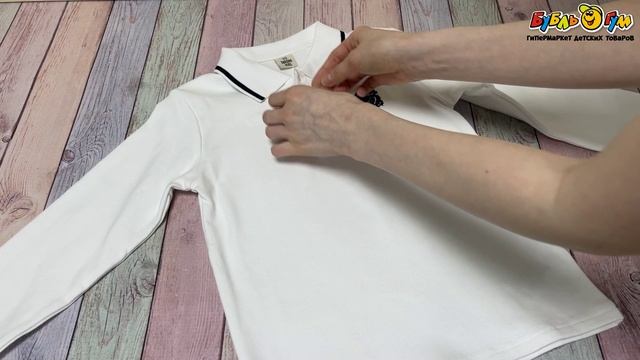 Лонгслив-поло Lanson Kids с воротником тонкой контрастной полосой и нашивкой белый - видео