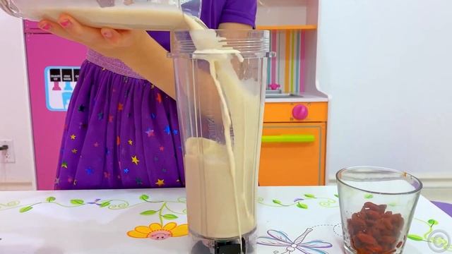 Настя притворяется поваром и готовит странную еду для папы! Кухонные игры