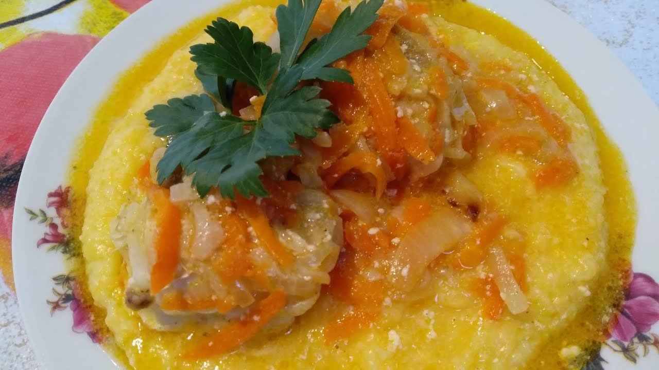 Хек с овощами на подушке из кукурузной каши