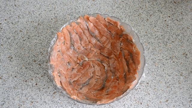 Салат из красной рыбы с простым и вкусным рецептом