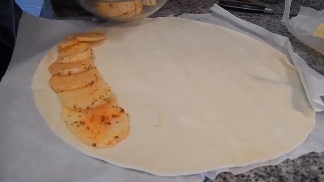 Слоеный пирог с тунцом и картофелем