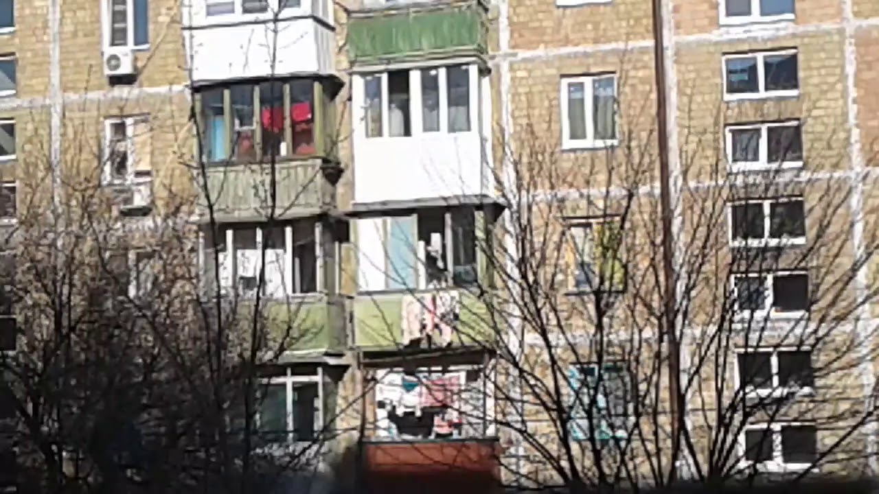 Девочка снимает тикток на балконе на карантине