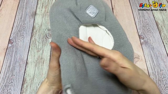 Шапка-шлем с петелькой и ромбовидной нашивкой светло-серый меланж  - видео
