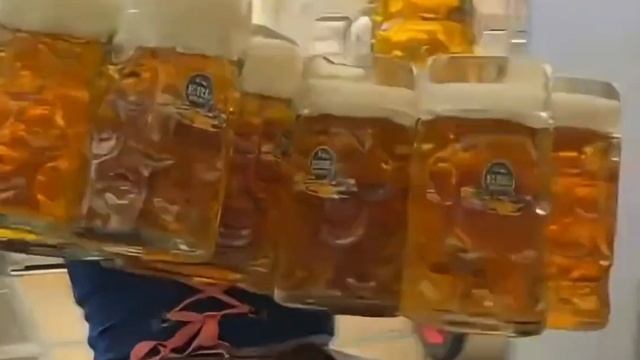 Официантка уносит сразу 18 литровых кружек пива 😲