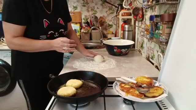 ВСЁ КАК У ВСЕХ, ЖАРЮ СЫРНИКИ, СОЛНЕЧНЫЙ ДЕНЁК
