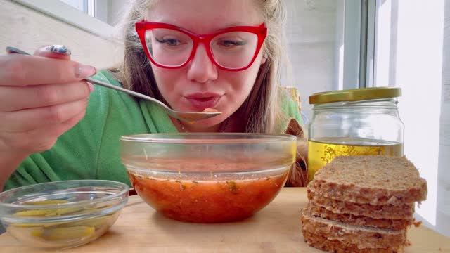 МУКБАНГ РУССКИЙ БОРЩ ЩИ СМАЧНЫЙ БИТВА СИЛЬНЕЙШИХ РЕВАНШ
