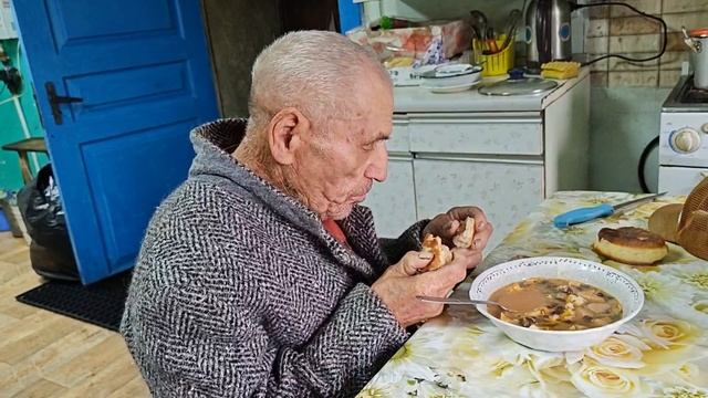 Готовим и помогаем с Жанной.