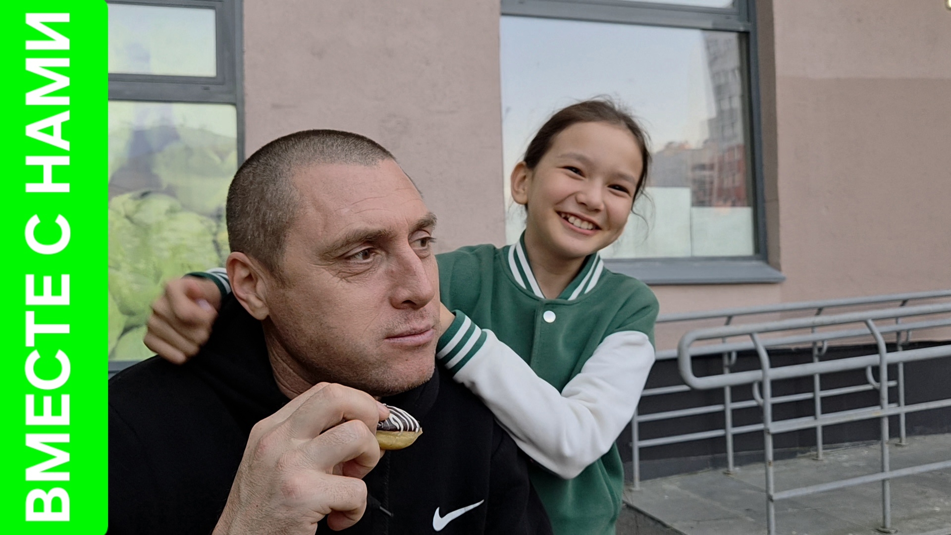 Пикник у чужого подъезда. Нашли грибы в нашем лесу.